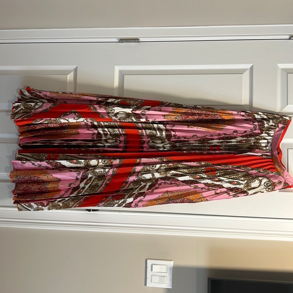 Aakaa - size small - never worn - new with tags - pleated maxi skirt - gorgeous
